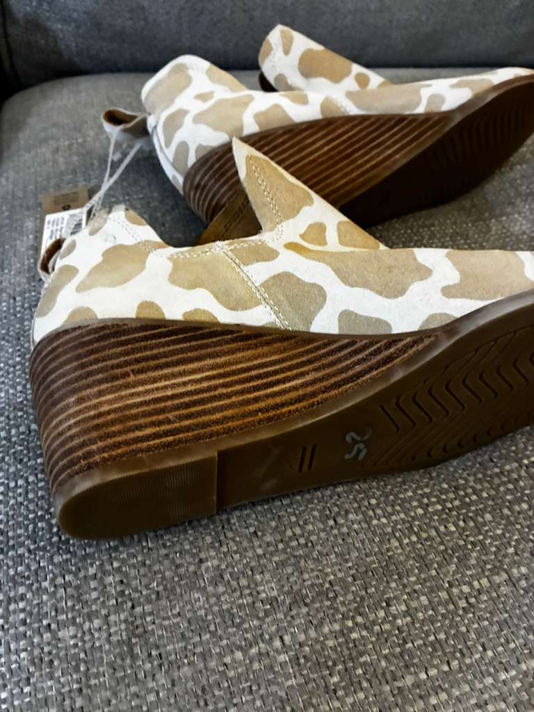 TOMS Kallie Women’s Wedge Booties Size 9 | Doe Cow Print Suede | Stylish Ankle Boots